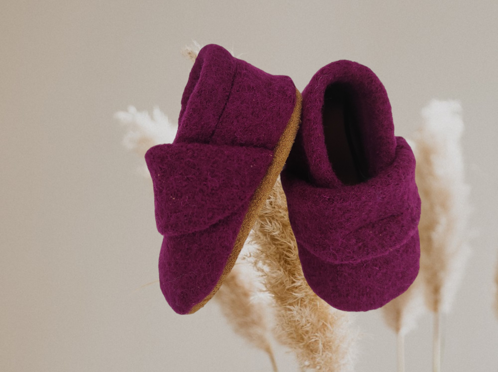 Wollwalkpuschen, Hausschuhe mit Ledersohle, Kitaschuhe Größe 18/19 bordeaux – Bild 3