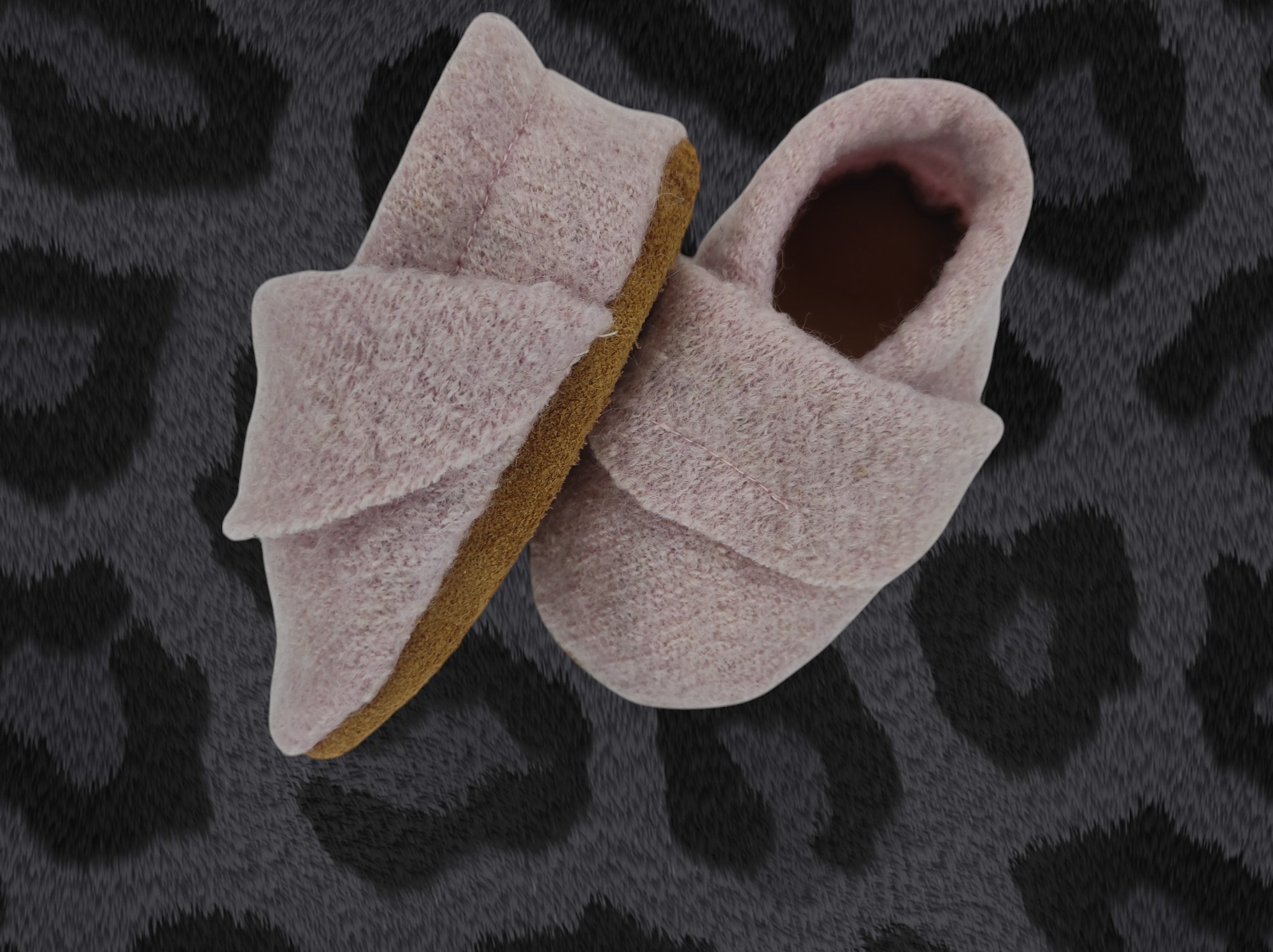 Wollwalkpuschen, Hausschuhe mit Ledersohle, Kitaschuhe Größe 18/19 rosa – Bild 3