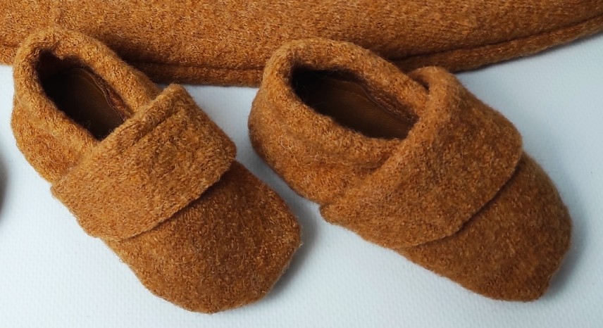 Wollwalkpuschen, Hausschuhe mit Ledersohle, Kitaschuhe Größe 22/23 ocker